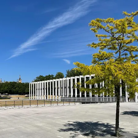 Zuarin Gewoelbekeller - Direkt Am Schlossgarten Von - Parkplatz Vorhanden -aufladestation Fuer Elektro-autos