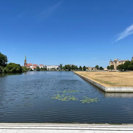 Zuarin Gewoelbekeller - Direkt Am Schlossgarten Von - Parkplatz Vorhanden -aufladestation Fuer Elektro-autos * Schwerin (Mecklenburg-Vorpommern)