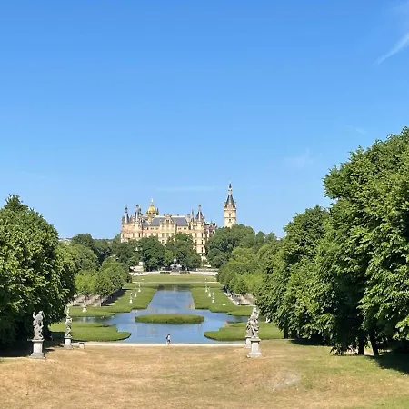 Zuarin Gewoelbekeller - Direkt Am Schlossgarten Von Schwerin - Parkplatz Auf Anfrage - Aufladestation Fuer Elektro-autos Vorhanden Appartement *