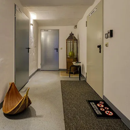 Appartement Zuarin Gewoelbekeller - Direkt Am Schlossgarten Von Schwerin - Parkplatz Auf Anfrage - Aufladestation Fuer Elektro-autos Vorhanden